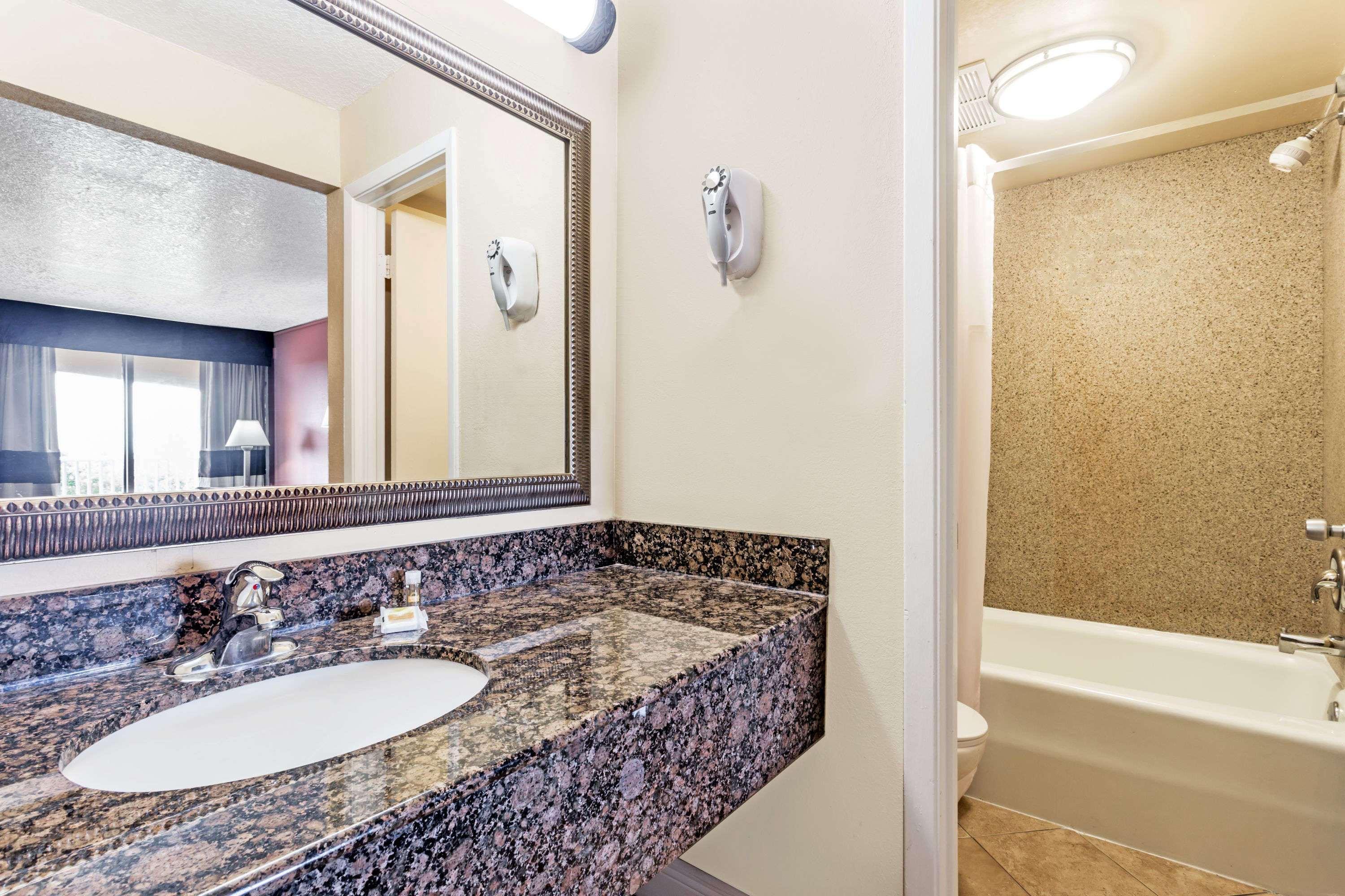 Days Inn by Wyndham Fort Lauderdale-Oakland Park Airport N Wilton Manors Eksteriør bilde